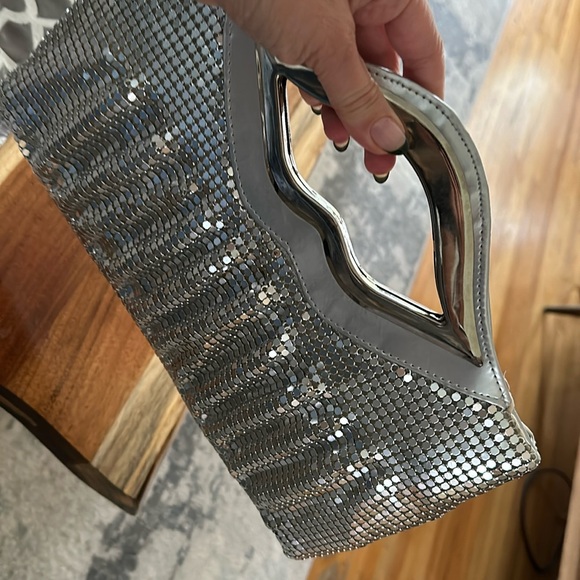 Metallic evening bag with lip-shaped handle - Picture 1 of 2